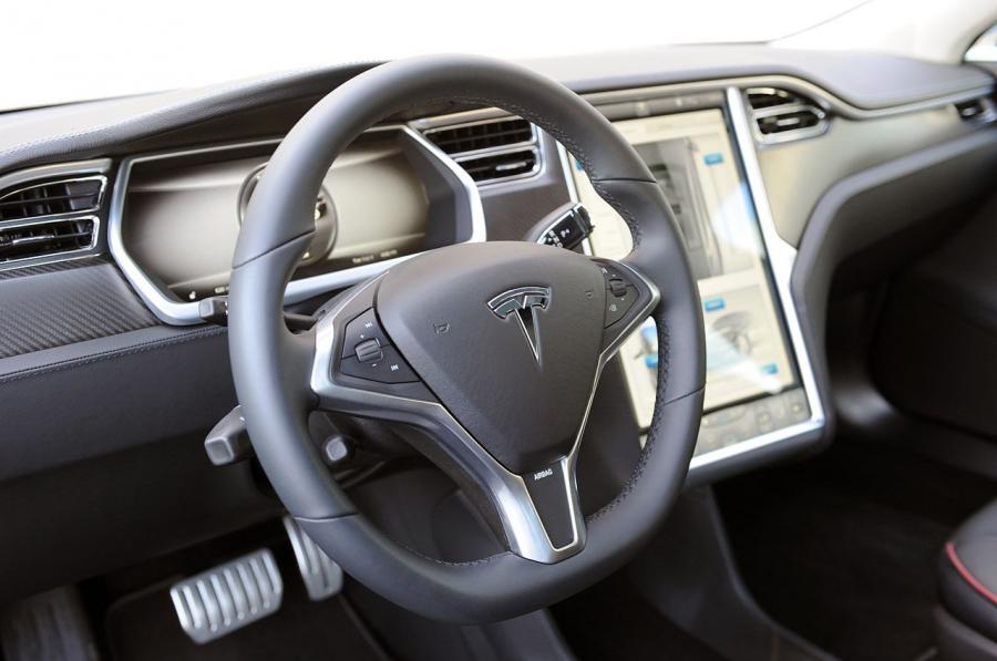 Панель приборов Tesla Model S 2012 года  (фото 45 из 88)